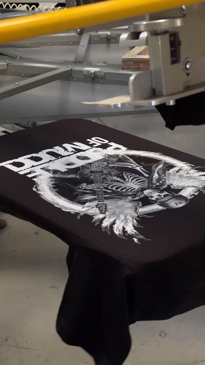 🎶 “Everything’s so blurry & everyone’s so fake” #PuddleofMudd print looking so 😍 PRINT WITH US TODAY 🫶 . . . #customshirts #m...